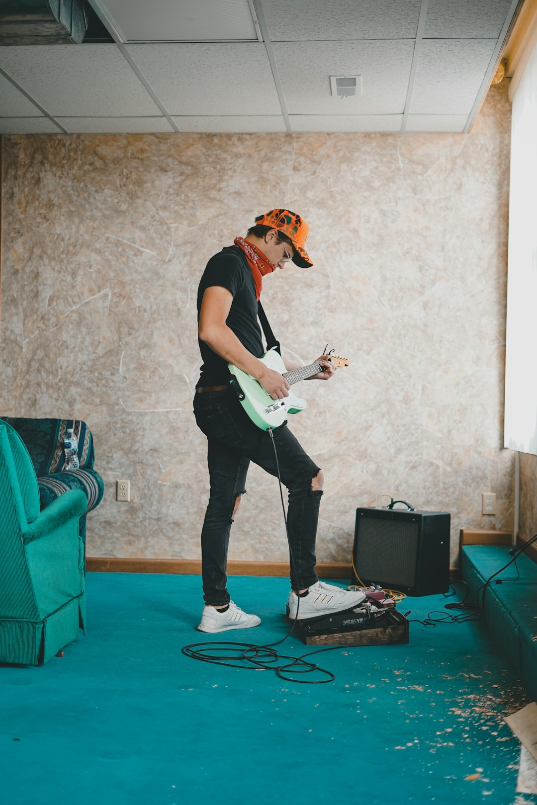 man-in-black-t-shirt-playing-guitar-syxsofjx7jk